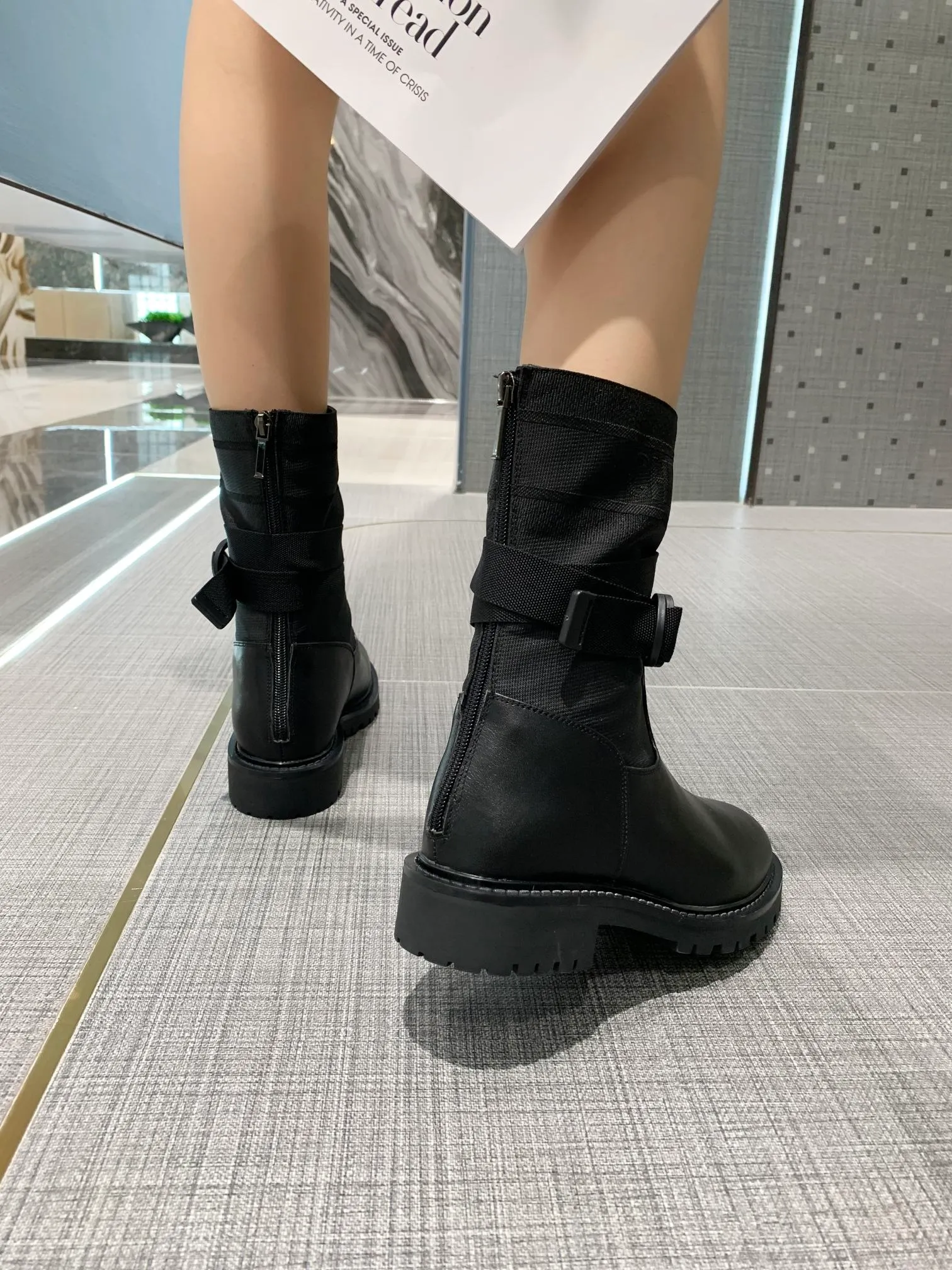👟👟Ex-factory price 560👟👟 The latest 2024 Dior/Dior autumn and winter catwalk model. The original version is 1:1. In terms of boots, the biggest highlight of this season’s brand fashion show is this boot. The color-blocking design is unique and versatile. Exclusive molding. The heel height is 3cm. They are so beautiful on the feet! Fabric, calfskin, lining, sheepskin lining, outsole, TPU bottom ☑Number of yards: 35-40, (41 can be customized and cannot be returned or exchanged)